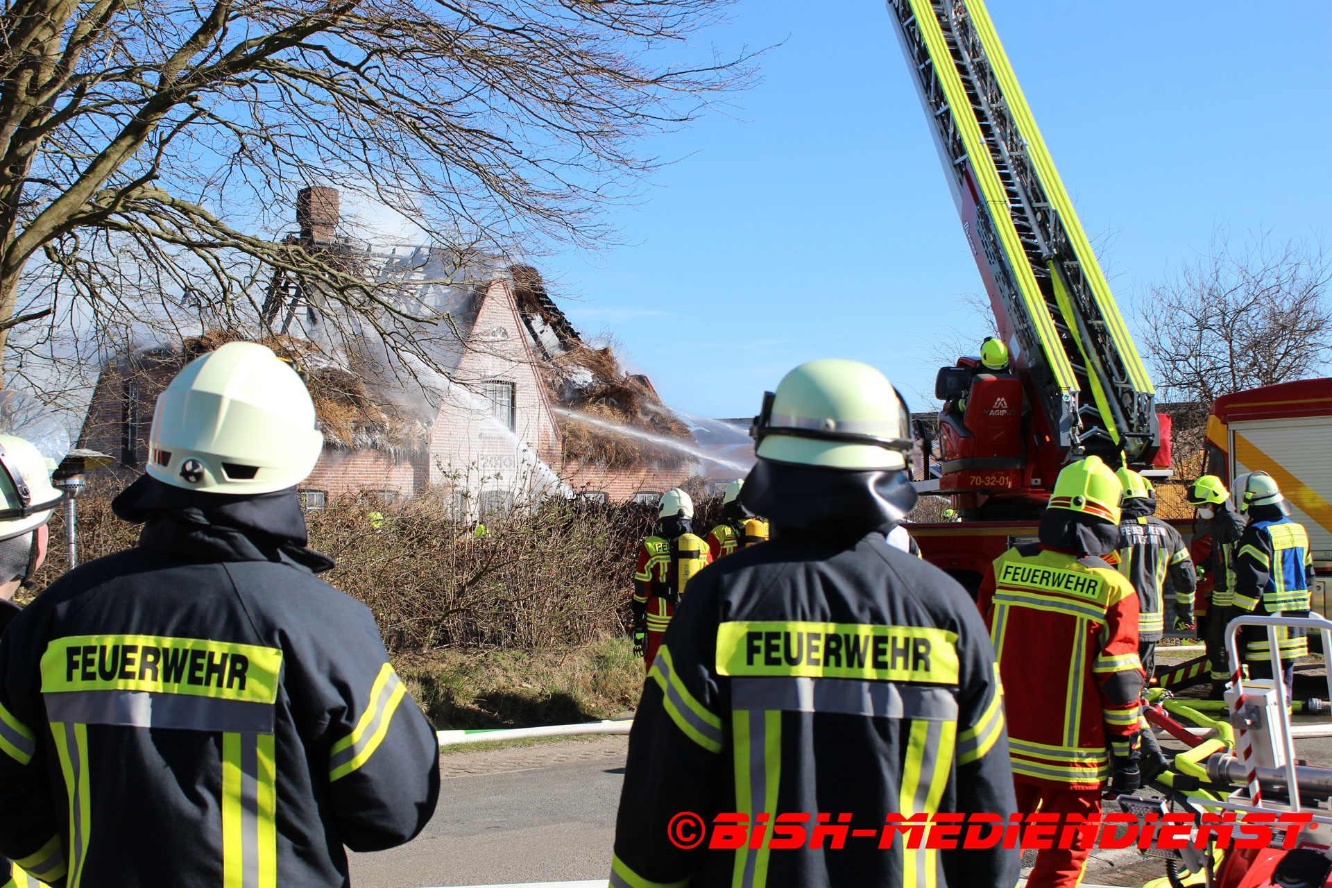 Read more about the article Reetdachhaus durch Feuer zerstört – Großeinsatz in Treia