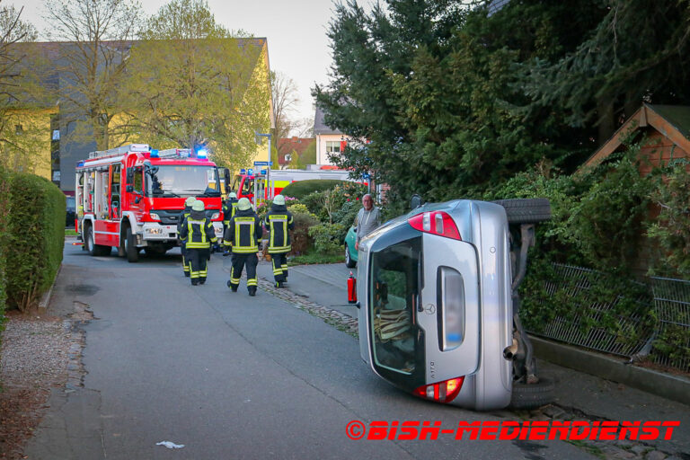 Read more about the article Kleinwagen rammt Zaun und kippt um – Schleswiger Feuerwehr im Einsatz