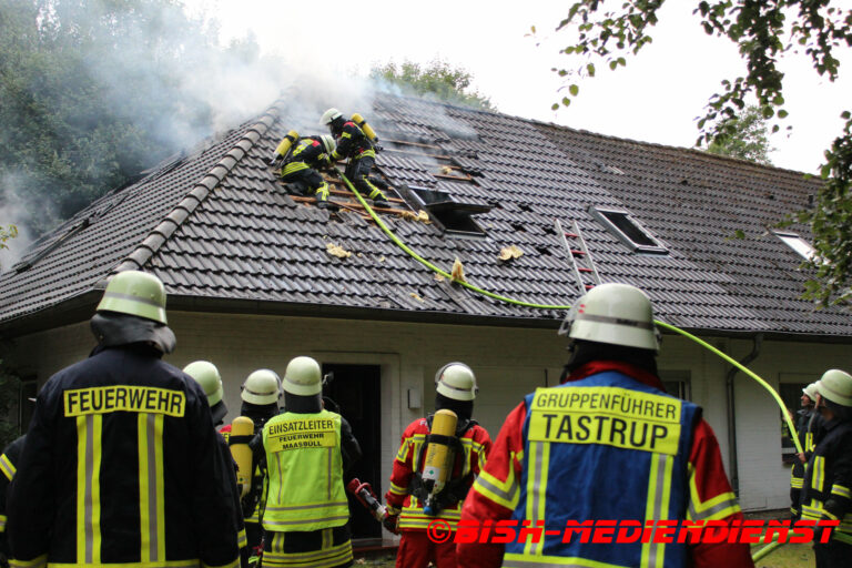 Read more about the article Reihenhaus nach Dachstuhlbrand unbewohnbar – Mehrere Feuerwehren im Einsatz