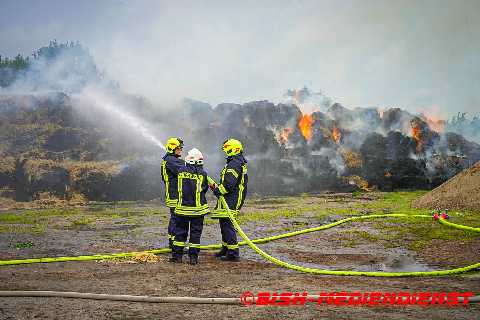 Read more about the article 100 Strohballen in Brand – Feuerwehreinsatz auf Bauernhof in Oldenbüttel