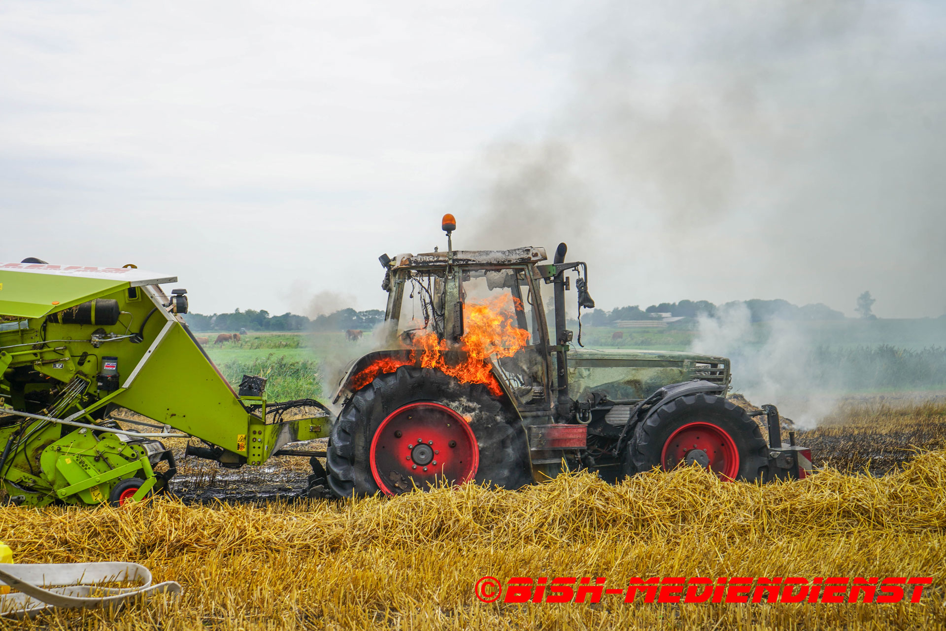 Read more about the article Traktor fängt beim Ballenpressen Feuer – Rauchsäule über Kilometer sichtbar